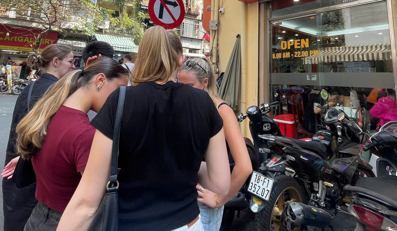 Dù mới đến Việt Nam vài ngày, nhưng du khách đã 3 lần đứng xếp hàng để chờ được thưởng thức món phở bò Hà Nội. Dù mới đến Việt Nam vài ngày, nhưng du khách đã 3 lần đứng xếp hàng để chờ được thưởng thức món phở bò Hà Nội.