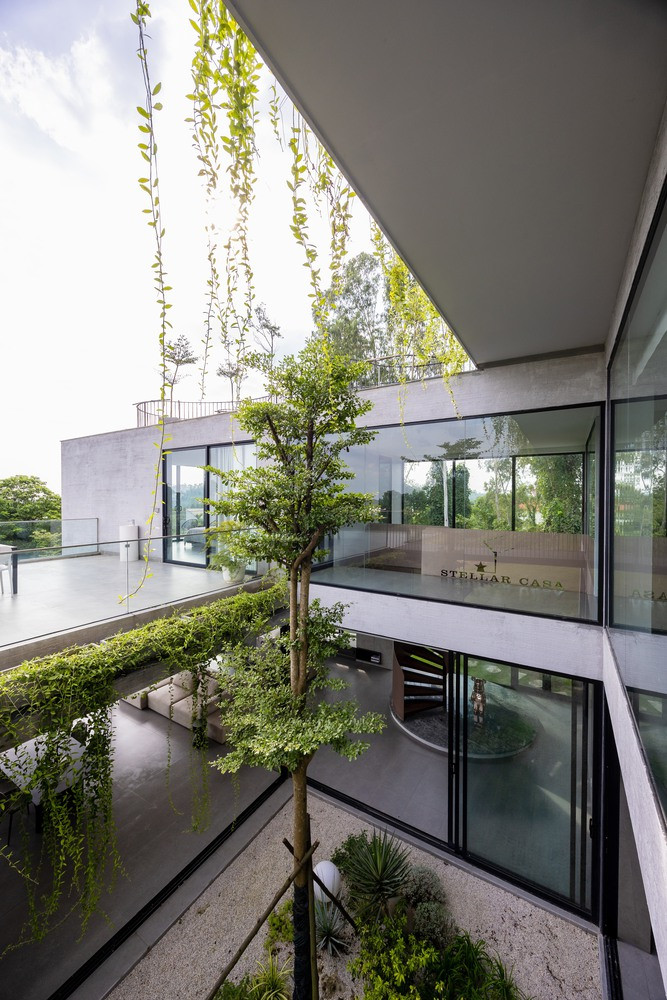 Những cầu thang này tạo ra sự kết nối liền mạch giữa các tầng và mái nhà, cung cấp các lối đi để di chuyển đồng thời củng cố nhịp điệu kiến trúc của các khối xếp chồng. Những cầu thang này tạo ra sự kết nối liền mạch giữa các tầng và mái nhà, cung cấp các lối đi để di chuyển đồng thời củng cố nhịp điệu kiến trúc của các khối xếp chồng.