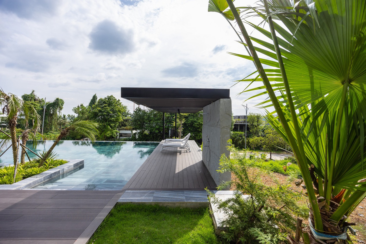 Một hồ bơi lớn với thác nước ấn tượng chiếm vị trí nổi bật ở phía trước biệt thự, vừa là trung tâm thị giác vừa là nơi nghỉ ngơi ngoài trời sang trọng. Hồ bơi được thiết kế để hòa nhập liền mạch vào cảnh quan xung quanh, tạo ra không gian thanh bình để thư giãn và giải trí. Một hồ bơi lớn với thác nước ấn tượng chiếm vị trí nổi bật ở phía trước biệt thự, vừa là trung tâm thị giác vừa là nơi nghỉ ngơi ngoài trời sang trọng. Hồ bơi được thiết kế để hòa nhập liền mạch vào cảnh quan xung quanh, tạo ra không gian thanh bình để thư giãn và giải trí.