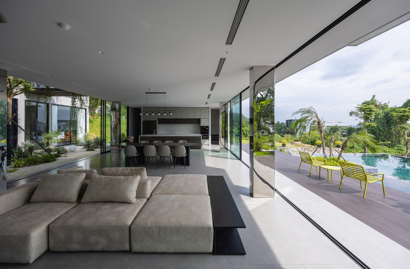 Những ô cửa kính được bố trí cẩn thận này đóng khung cảnh quan xung quanh tuyệt đẹp, biến tầm nhìn tuyệt đẹp trở thành một phần không thể thiếu trong thiết kế của biệt thự, tăng cường cảm giác chung về sự cởi mở và kết nối với thiên nhiên. Những ô cửa kính được bố trí cẩn thận này đóng khung cảnh quan xung quanh tuyệt đẹp, biến tầm nhìn tuyệt đẹp trở thành một phần không thể thiếu trong thiết kế của biệt thự, tăng cường cảm giác chung về sự cởi mở và kết nối với thiên nhiên.