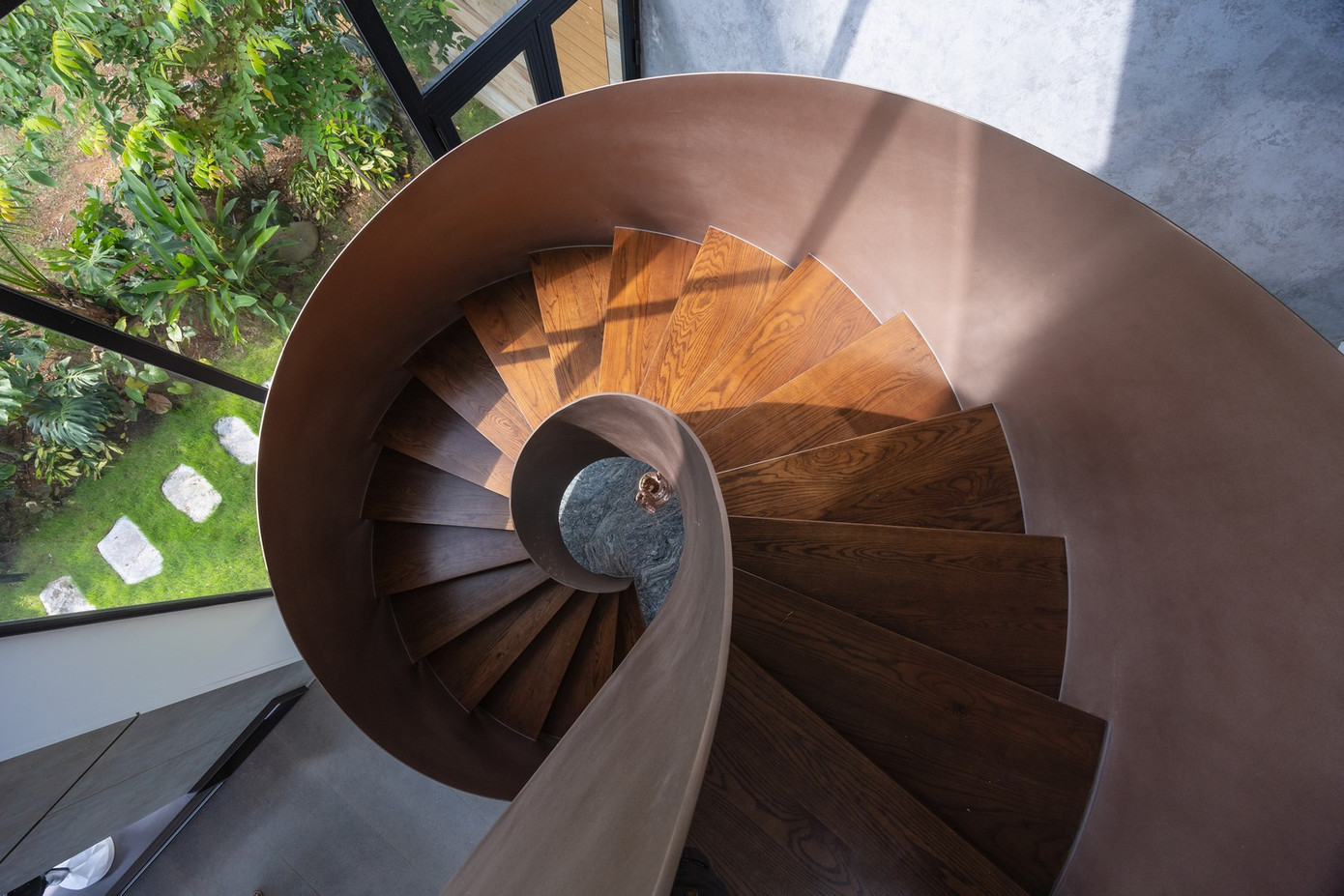 Thiết kế của biệt thự cũng bao gồm một loạt các cầu thang được thiết kế cẩn thận ở cả bên trong và bên ngoài, kết nối các tầng khác nhau của ngôi nhà. Thiết kế của biệt thự cũng bao gồm một loạt các cầu thang được thiết kế cẩn thận ở cả bên trong và bên ngoài, kết nối các tầng khác nhau của ngôi nhà.