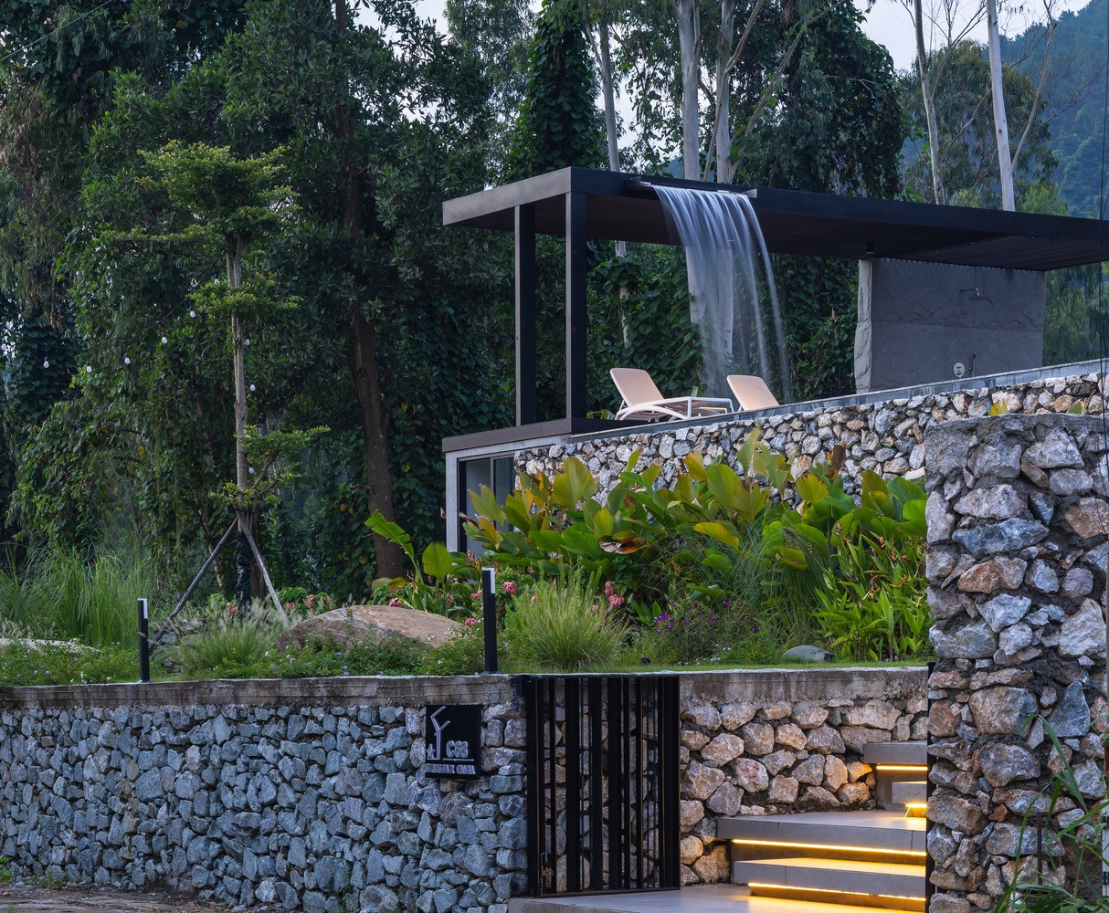 Một hồ bơi lớn với thác nước ấn tượng chiếm vị trí nổi bật ở phía trước biệt thự, vừa là trung tâm thị giác vừa là nơi nghỉ ngơi ngoài trời sang trọng. Hồ bơi được thiết kế để hòa nhập liền mạch vào cảnh quan xung quanh, tạo ra không gian thanh bình để thư giãn và giải trí. Một hồ bơi lớn với thác nước ấn tượng chiếm vị trí nổi bật ở phía trước biệt thự, vừa là trung tâm thị giác vừa là nơi nghỉ ngơi ngoài trời sang trọng. Hồ bơi được thiết kế để hòa nhập liền mạch vào cảnh quan xung quanh, tạo ra không gian thanh bình để thư giãn và giải trí.