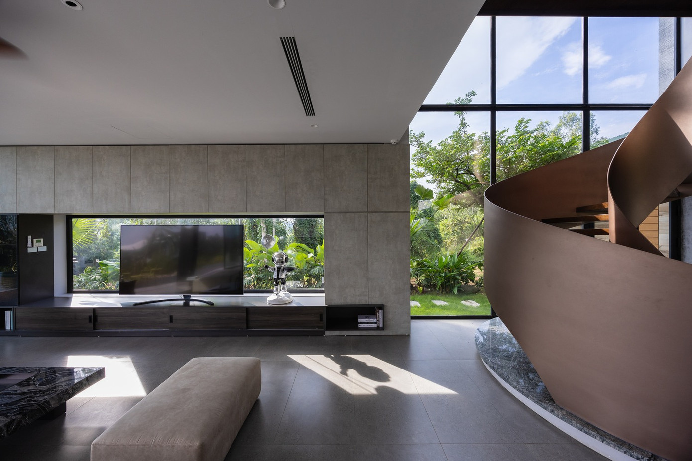 Một trong những đặc điểm nổi bật của biệt thự này là việc sử dụng rộng rãi các cửa sổ kính và các yếu tố trong suốt, làm mờ ranh giới giữa bên trong và bên ngoài. Một trong những đặc điểm nổi bật của biệt thự này là việc sử dụng rộng rãi các cửa sổ kính và các yếu tố trong suốt, làm mờ ranh giới giữa bên trong và bên ngoài.