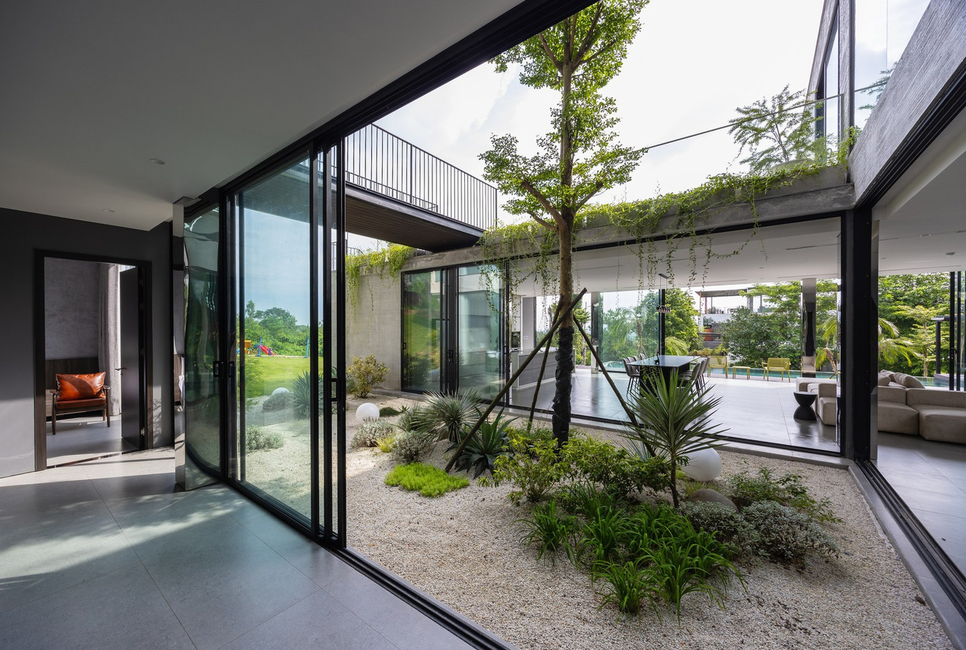 Một trong những đặc điểm nổi bật của biệt thự này là việc sử dụng rộng rãi các cửa sổ kính và các yếu tố trong suốt, làm mờ ranh giới giữa bên trong và bên ngoài. Một trong những đặc điểm nổi bật của biệt thự này là việc sử dụng rộng rãi các cửa sổ kính và các yếu tố trong suốt, làm mờ ranh giới giữa bên trong và bên ngoài.