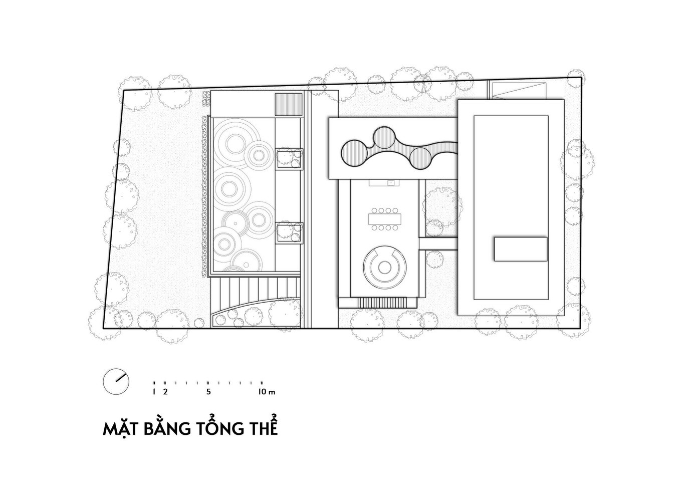Bố cục kiến trúc được điều chỉnh cẩn thận theo địa hình dốc, với một loạt các khối chức năng được kết nối với nhau xếp chồng dọc theo sườn dốc. Mỗi khối được định hướng cẩn thận để thu được tầm nhìn đẹp nhất và tạo cảm giác rộng mở trên toàn bộ khu đất. Bố cục kiến trúc được điều chỉnh cẩn thận theo địa hình dốc, với một loạt các khối chức năng được kết nối với nhau xếp chồng dọc theo sườn dốc. Mỗi khối được định hướng cẩn thận để thu được tầm nhìn đẹp nhất và tạo cảm giác rộng mở trên toàn bộ khu đất.