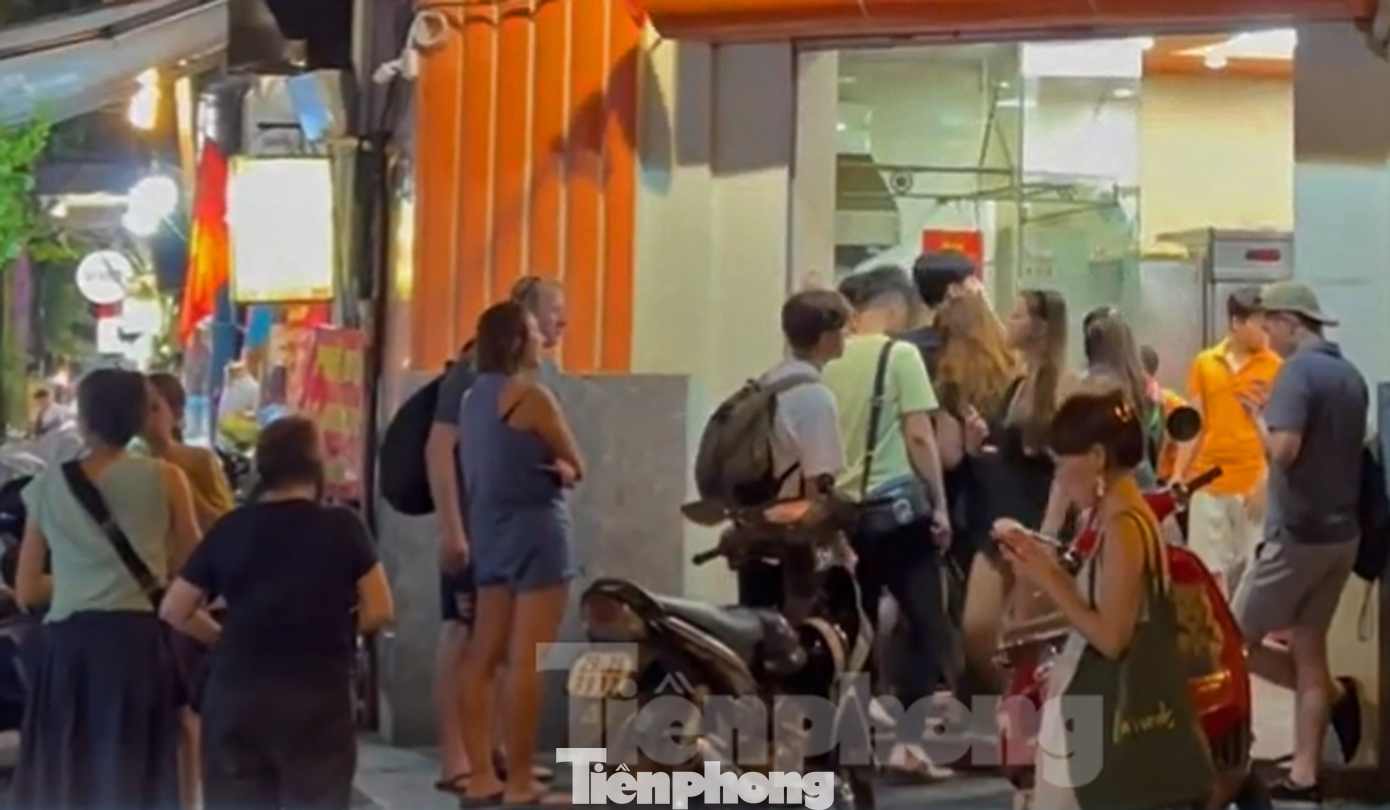 Dù mới đến Việt Nam vài ngày, nhưng du khách đã 3 lần đứng xếp hàng để chờ được thưởng thức món phở bò Hà Nội. Dù mới đến Việt Nam vài ngày, nhưng du khách đã 3 lần đứng xếp hàng để chờ được thưởng thức món phở bò Hà Nội.