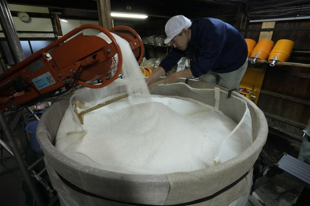 Nhiều địa phương của Nhật Bản đang thúc đẩy các hoạt động quảng bá văn hóa rượu sake thông qua các tour “du lịch rượu sake”. Ảnh: AP.