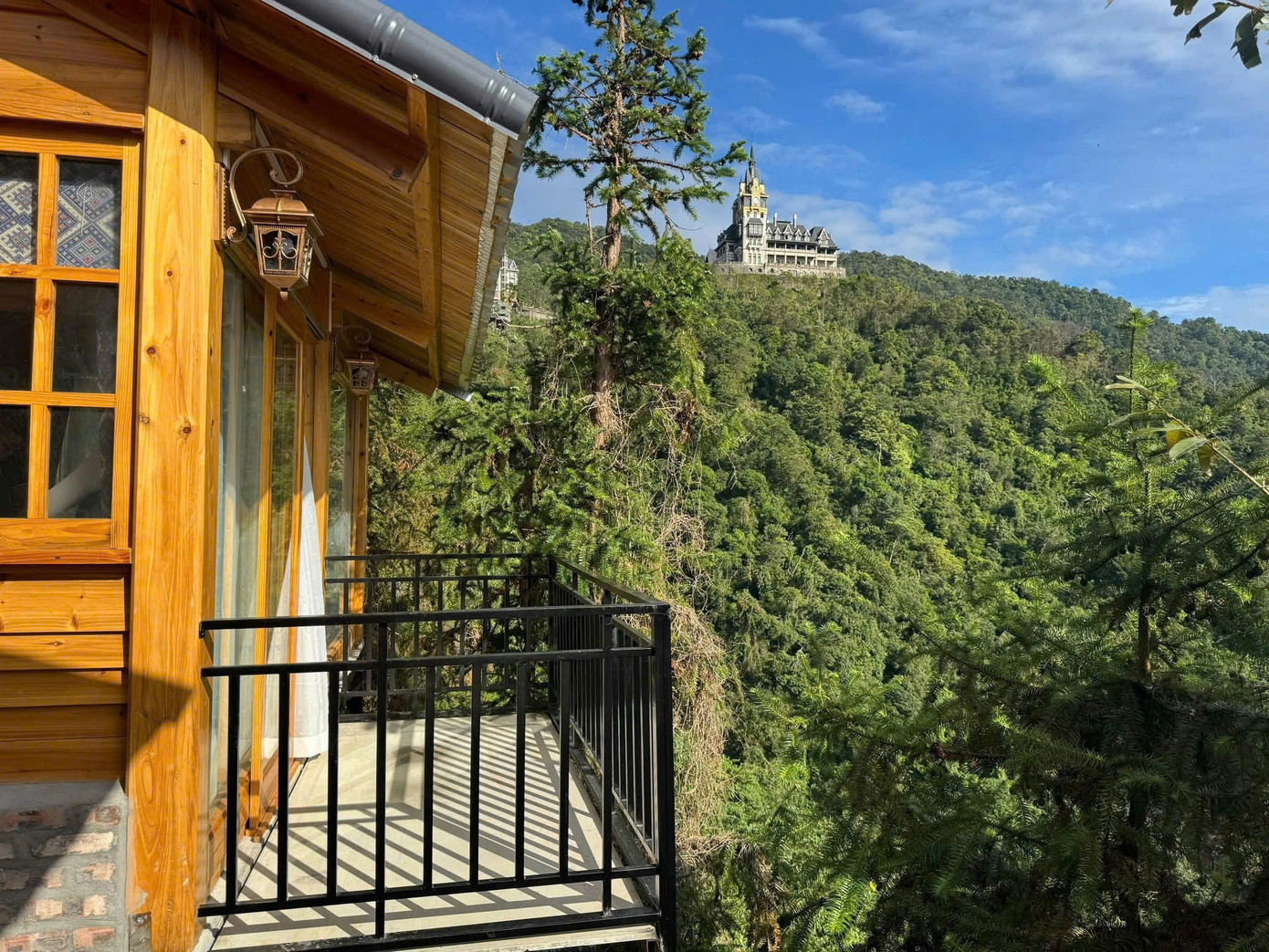 Ở Tam Đảo, du khách cũng có thể check – in tại quảng trường thị trấn với biểu tượng đài phun nước, lâu đài Tam Đảo, vườn xương rồng, Thác Bạc hay đền Bà Chúa Thượng Ngàn,…