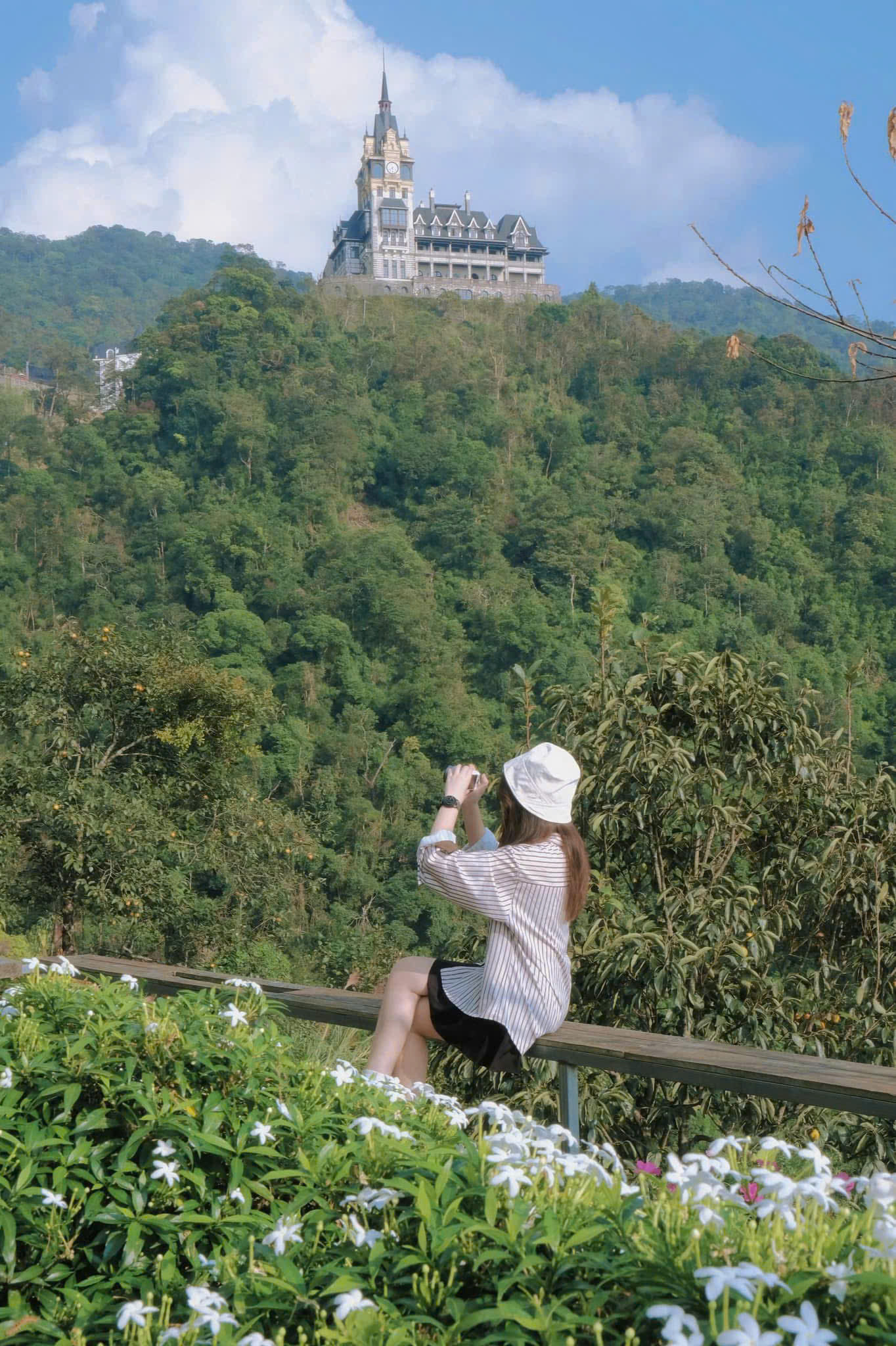 Ở Tam Đảo, du khách cũng có thể check – in tại quảng trường thị trấn với biểu tượng đài phun nước, lâu đài Tam Đảo, vườn xương rồng, Thác Bạc hay đền Bà Chúa Thượng Ngàn,…