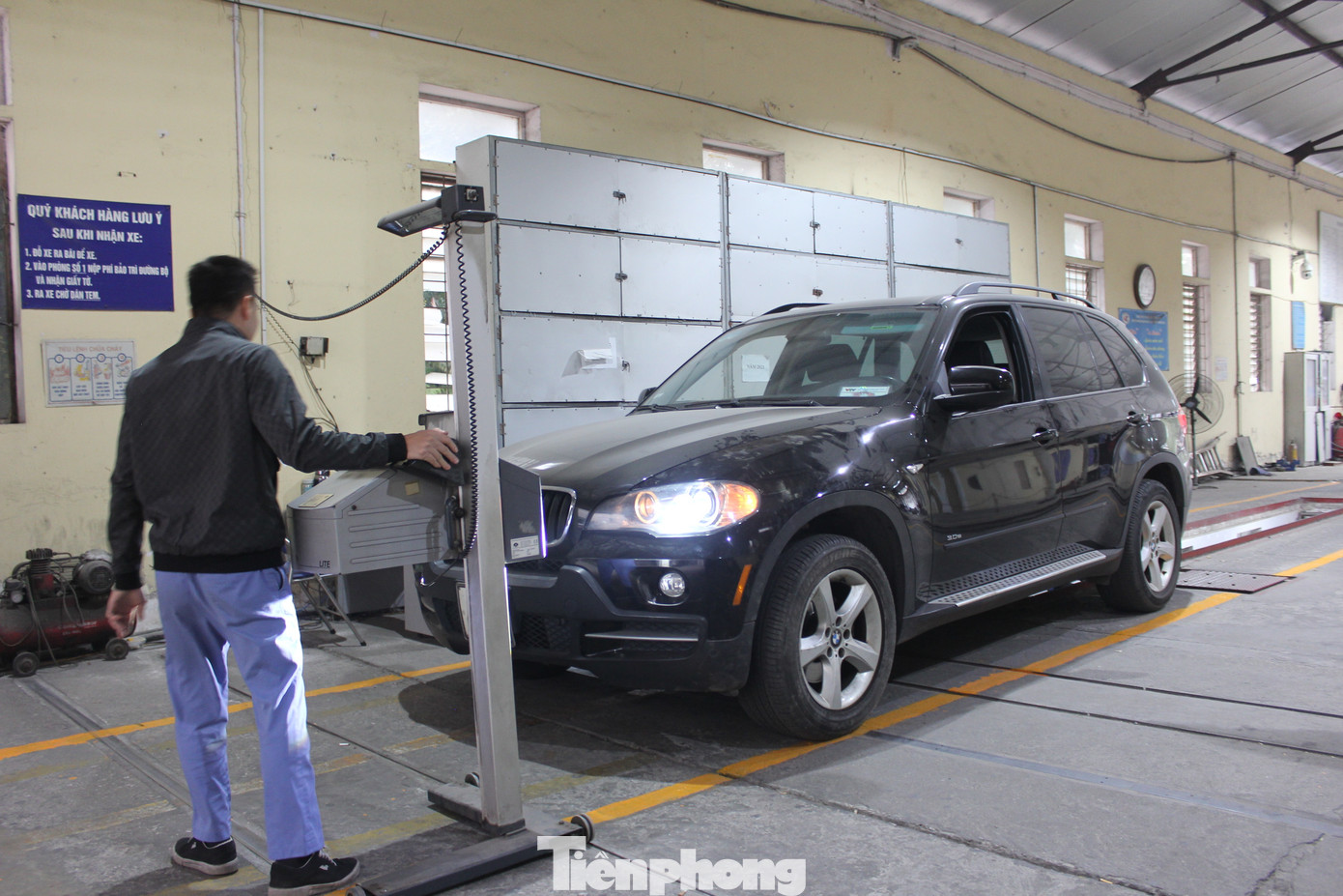 Lí giải nguyên nhân lượng ô tô đăng kiểm ít, người phụ trách TTĐK 29-03V cho rằng, sau khi Bộ Giao thông Vận tải ban hành Thông tư 08/2023 và 02/2024, về việc giãn chu kỳ kiểm định và gia hạn kiểm định cho hơn 1,4 triệu ô tô trong 6 tháng, lượng ô tô mà nhất là ô tô con đến kiểm định rất ít.