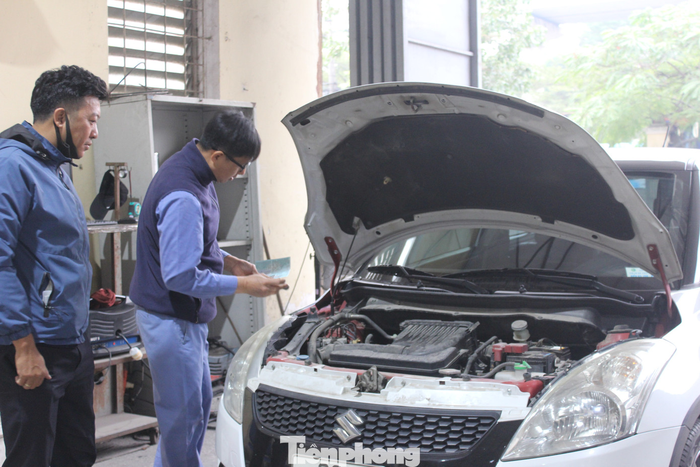 Ông Trần Quốc Hoan - Phó Giám đốc phụ trách TTĐK 29.03V cũng nói thêm rằng, những quy định mới về kiểm định thể hiện sự nỗ lực rất lớn của Cục Đăng kiểm Việt Nam, nhằm đơn giản hóa thủ tục để hỗ trợ người dân nên ông rất hoan nghênh. Tuy nhiên, ông Hoan mong rằng, sắp tới sẽ có phương án kiện toàn, tinh gọn bộ máy sao cho phù hợp để trung tâm đủ điều kiện trả lương cho cán bộ công nhân viên.