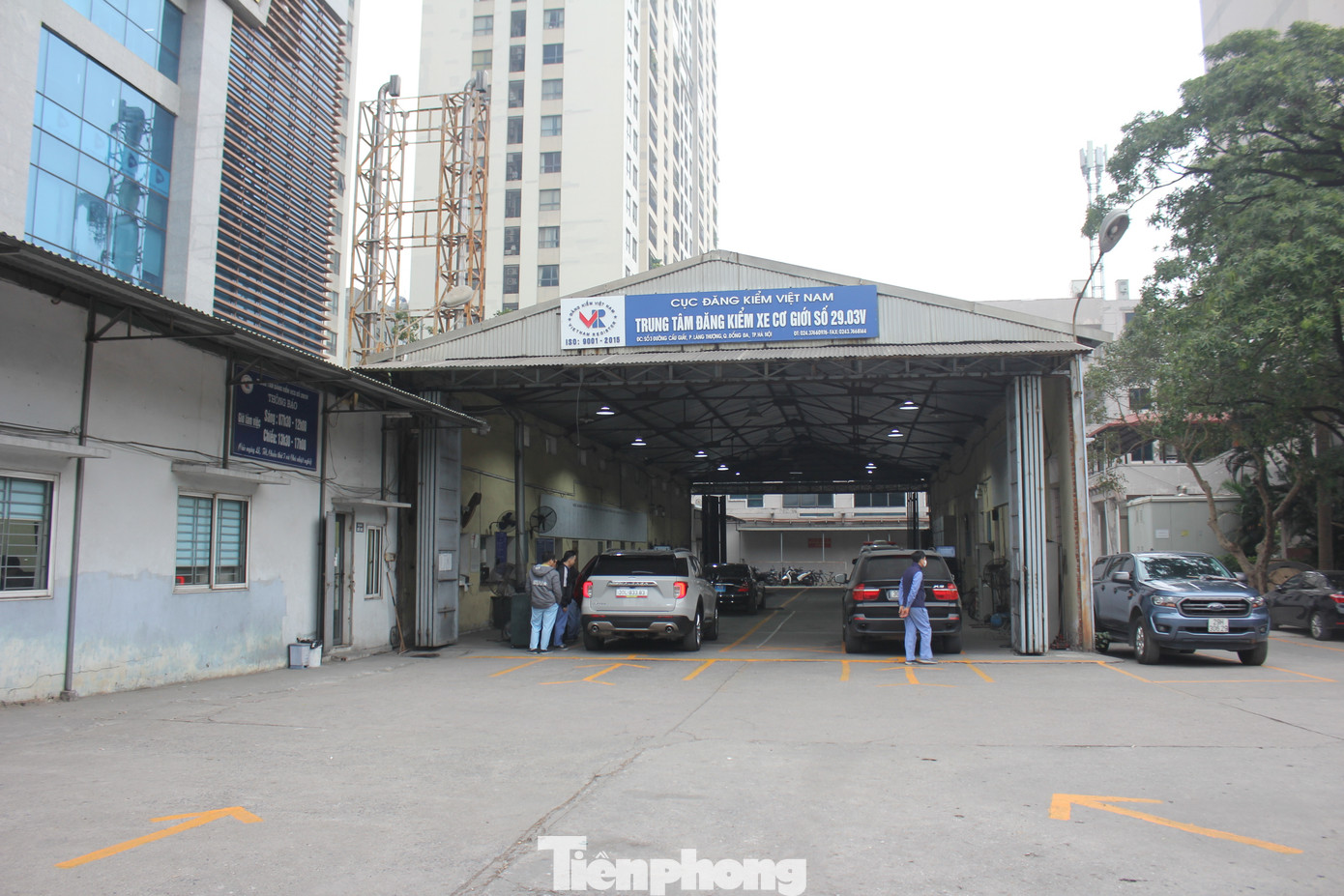 Ghi nhận của phóng viên trong sáng và chiều 31/12 tại Trung tâm Đăng kiểm (TTĐK) 29 -03V (Láng Thượng, Đống Đa, Hà Nội), lượng ô tô đến kiểm định lèo tèo và thưa thớt, trái ngược với hình ảnh cuối năm 2023 (ảnh trái).