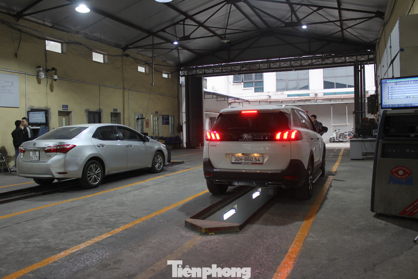 Theo ông Hoan, TTĐK 29.03V có 2 dây chuyền, trung bình mỗi ngày có thể kiểm định từ 170 - 180 xe. Tuy nhiên, so với những năm trước, năm nay lượng xe kiểm định tại trung tâm của ông giảm tới 30%. Mặc dù lượng xe đi kiểm định trong tháng 12 ít, nhưng so với các tháng như 7,8, 9, 10 đã là tăng đột biến vì đạt 80% công suất. Trong khi đó, các tháng 7,8, 9, 10 trung tâm chỉ đạt khoảng 60% công suất.