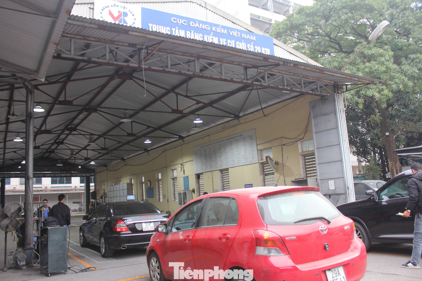 “Đăng kiểm là ngành đặc thù, do đó dù công suất không cao nhưng vẫn phải có để phục vụ người dân. Tuy nhiên, so với các thành phố lớn có lượng ô tô nhiều thì một số TTĐK ở vùng miền núi như Điện Biên, Lai Châu, thường trong tình trạng vắng vẻ, thậm chí mức kiểm định trung bình cả năm đều dưới 20 xe/ngày”, đại diện một TTĐK cho biết.