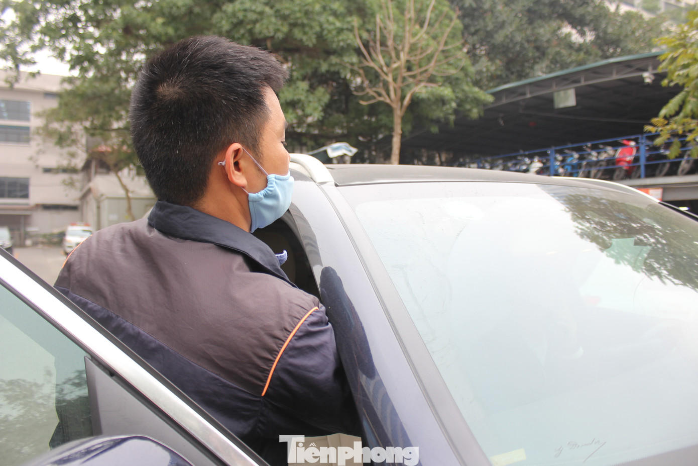 Ông Trần Quốc Hoan - Phó Giám đốc phụ trách TTĐK 29.03V cũng nói thêm rằng, những quy định mới về kiểm định thể hiện sự nỗ lực rất lớn của Cục Đăng kiểm Việt Nam, nhằm đơn giản hóa thủ tục để hỗ trợ người dân nên ông rất hoan nghênh. Tuy nhiên, ông Hoan mong rằng, sắp tới sẽ có phương án kiện toàn, tinh gọn bộ máy sao cho phù hợp để trung tâm đủ điều kiện trả lương cho cán bộ công nhân viên.