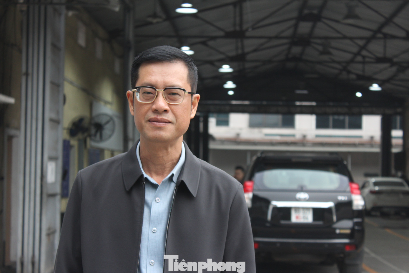 Trao đổi với PV Tiền Phong, ông Trần Quốc Hoan - Phó Giám đốc phụ trách TTĐK 29.03V - cho biết, không chỉ trung tâm của ông mà nhiều cơ sở đăng kiểm khác cũng rơi vào tình trạng tương tự. “Nếu như trước đây những ngày cuối năm đăng kiểm viên làm việc hết công suất thì cả tháng 12 vừa qua, lượng xe đến kiểm định khá ít, còn những tháng trước nữa lại càng vắng hơn”, ông Hoan nói.