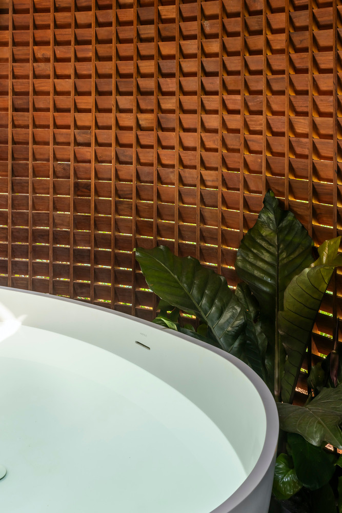 Đối với không gian bên trong nhà, nhóm thiết kế sử dụng gạch kính để ánh sáng được len lỏi khắp các ngõ ngách.