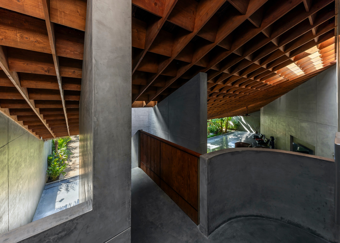 Mái nhà bằng gỗ được tạo nên bởi các thanh dầm, tạo điểm nhấn cho không gian.