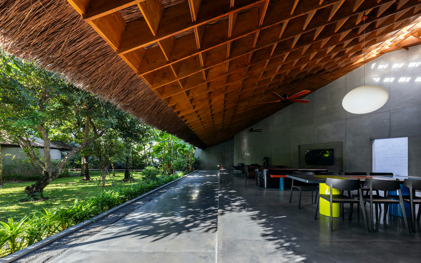 Cấu trúc hình học của ngôi nhà thể hiện sự hòa hợp của con người với thiên nhiên thông qua các khoảng mở và không gian chuyển tiếp.