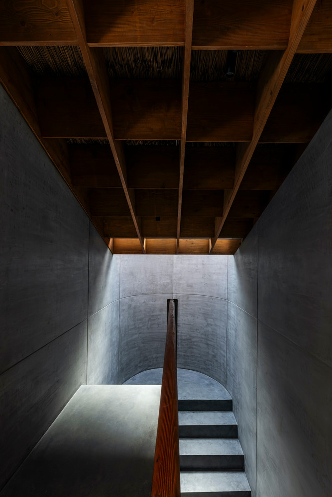 Ngôi nhà được hình thành thông qua các kỹ thuật xây dựng quen thuộc của thợ thủ công địa phương. Từ thợ xây với kỹ thuật trát xi măng cải tiến, đến thợ mộc với kết cấu gỗ hình tổ ong quá khổ, thợ sắt trang trí cho các khung cửa mỏng, và cuối cùng là thợ lợp mái với chuyên môn về thi công mái tranh.