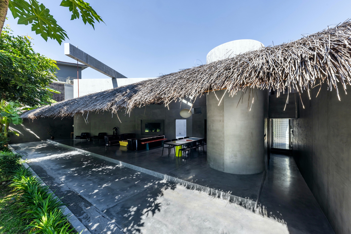 Đây là một ngôi nhà mái tranh hiện đại có khả năng trải rộng và vượt nhịp lớn để che phủ tổ hợp các căn phòng nhỏ ấm áp, cùng những gian sinh hoạt khác.