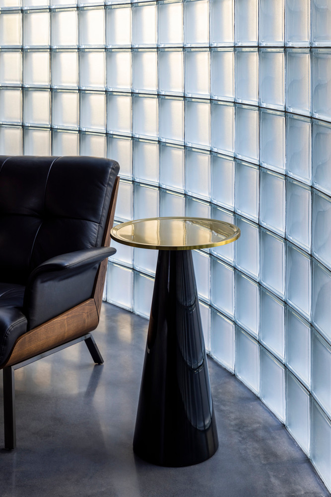 Đối với không gian bên trong nhà, nhóm thiết kế sử dụng gạch kính để ánh sáng được len lỏi khắp các ngõ ngách.