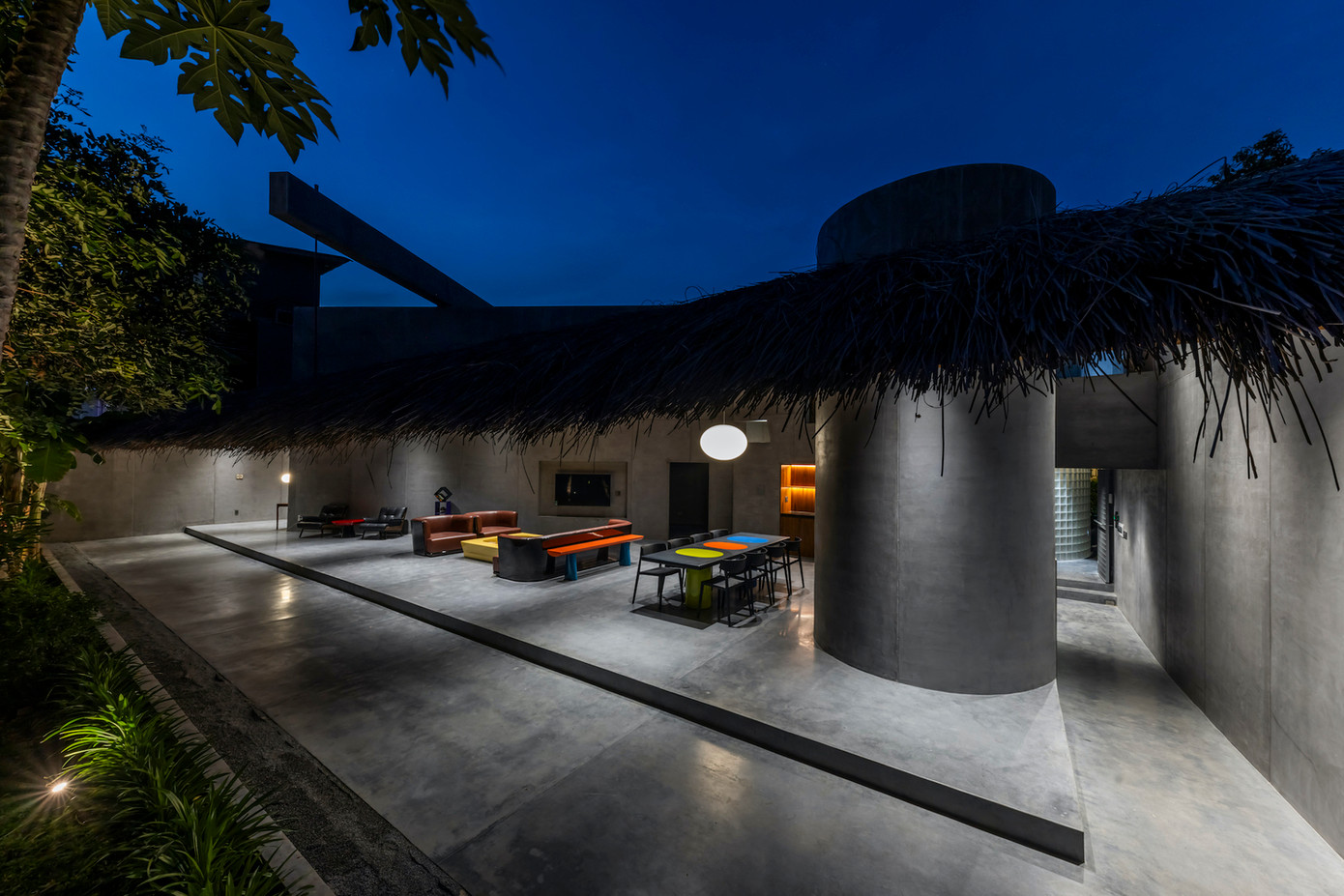 Để tạo điểm nhấn, các không gian chính như phòng khách, bếp, khu vực ăn uống được đẩy ra phía ngoài hiên.