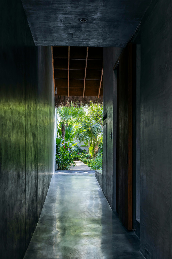 Ngôi nhà được hình thành thông qua các kỹ thuật xây dựng quen thuộc của thợ thủ công địa phương. Từ thợ xây với kỹ thuật trát xi măng cải tiến, đến thợ mộc với kết cấu gỗ hình tổ ong quá khổ, thợ sắt trang trí cho các khung cửa mỏng, và cuối cùng là thợ lợp mái với chuyên môn về thi công mái tranh.