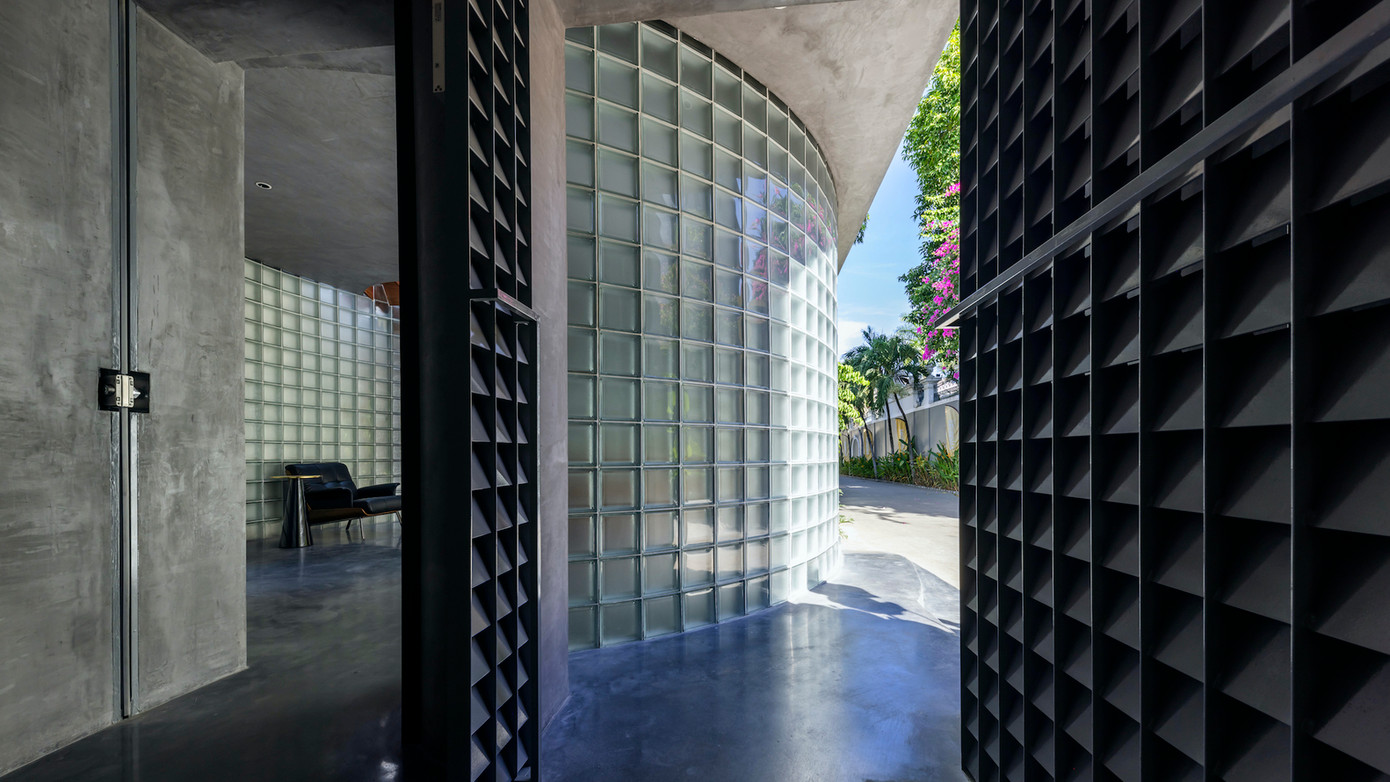 Ngôi nhà đóng vai trò là nơi sinh hoạt gặp gỡ, khuyến khích sự trao đổi, tương tác giữa các cá nhân và nghệ sỹ đa ngành. Đây cũng là một nơi để lưu trú hoàn hảo.