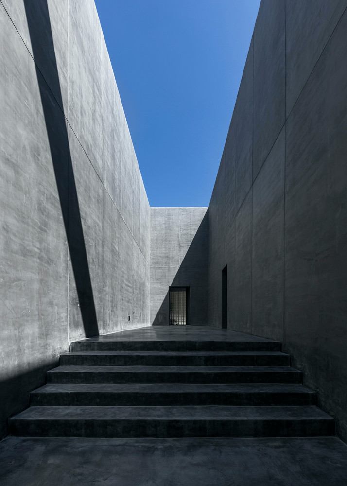 Ngôi nhà được hình thành thông qua các kỹ thuật xây dựng quen thuộc của thợ thủ công địa phương. Từ thợ xây với kỹ thuật trát xi măng cải tiến, đến thợ mộc với kết cấu gỗ hình tổ ong quá khổ, thợ sắt trang trí cho các khung cửa mỏng, và cuối cùng là thợ lợp mái với chuyên môn về thi công mái tranh.