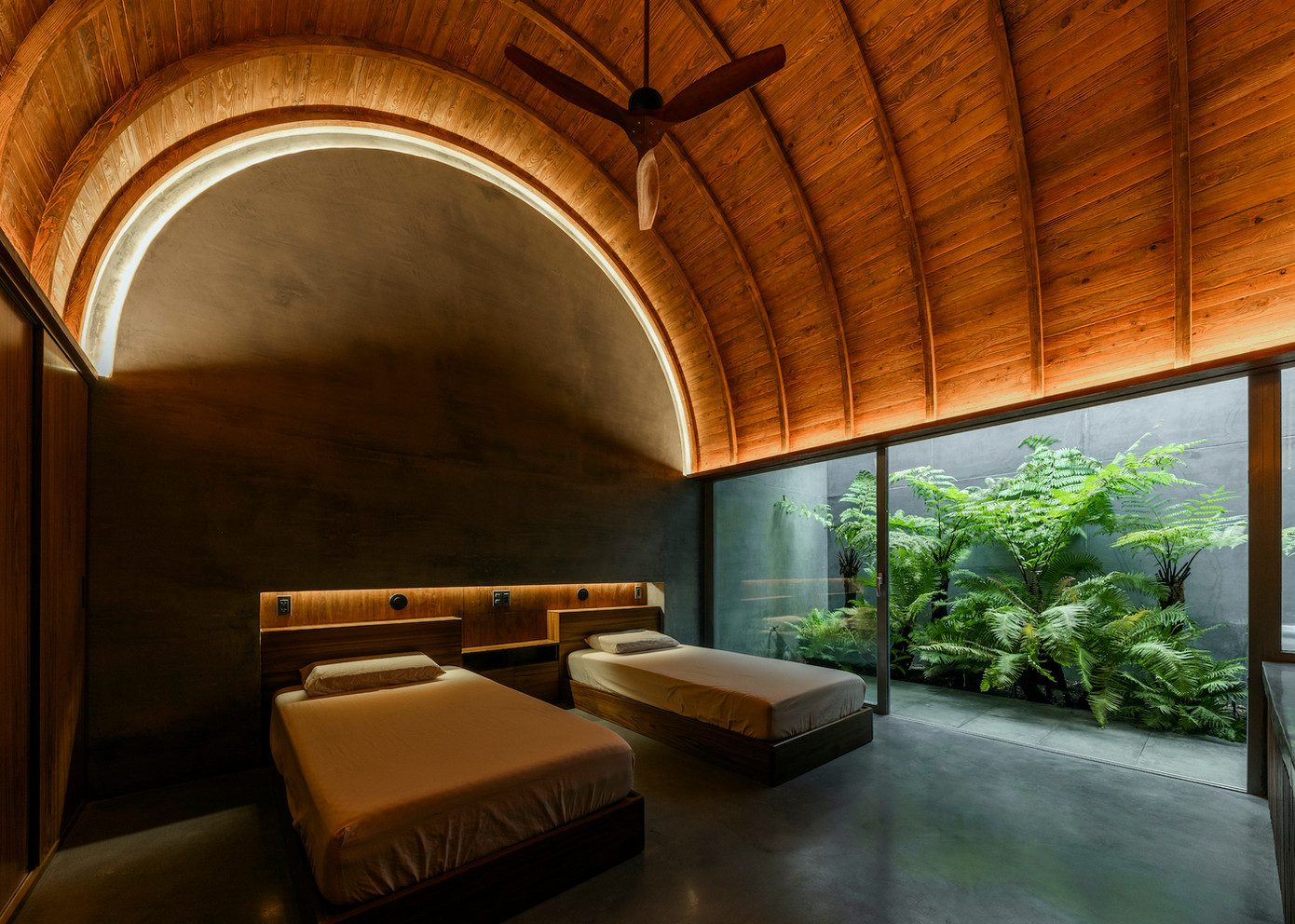 Phòng ngủ tối giản, với ánh sáng dịu nhẹ để người ở có thể nghỉ ngơi, thư giãn sau những ngày làm việc mệt mỏi.