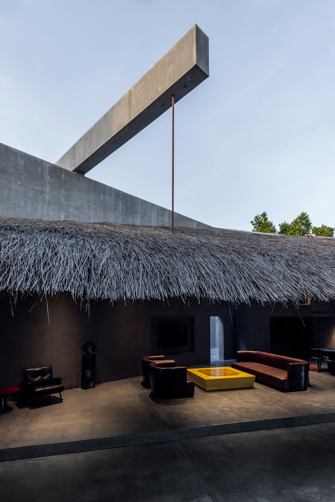 Ngôi nhà được hình thành thông qua các kỹ thuật xây dựng quen thuộc của thợ thủ công địa phương. Từ thợ xây với kỹ thuật trát xi măng cải tiến, đến thợ mộc với kết cấu gỗ hình tổ ong quá khổ, thợ sắt trang trí cho các khung cửa mỏng, và cuối cùng là thợ lợp mái với chuyên môn về thi công mái tranh.