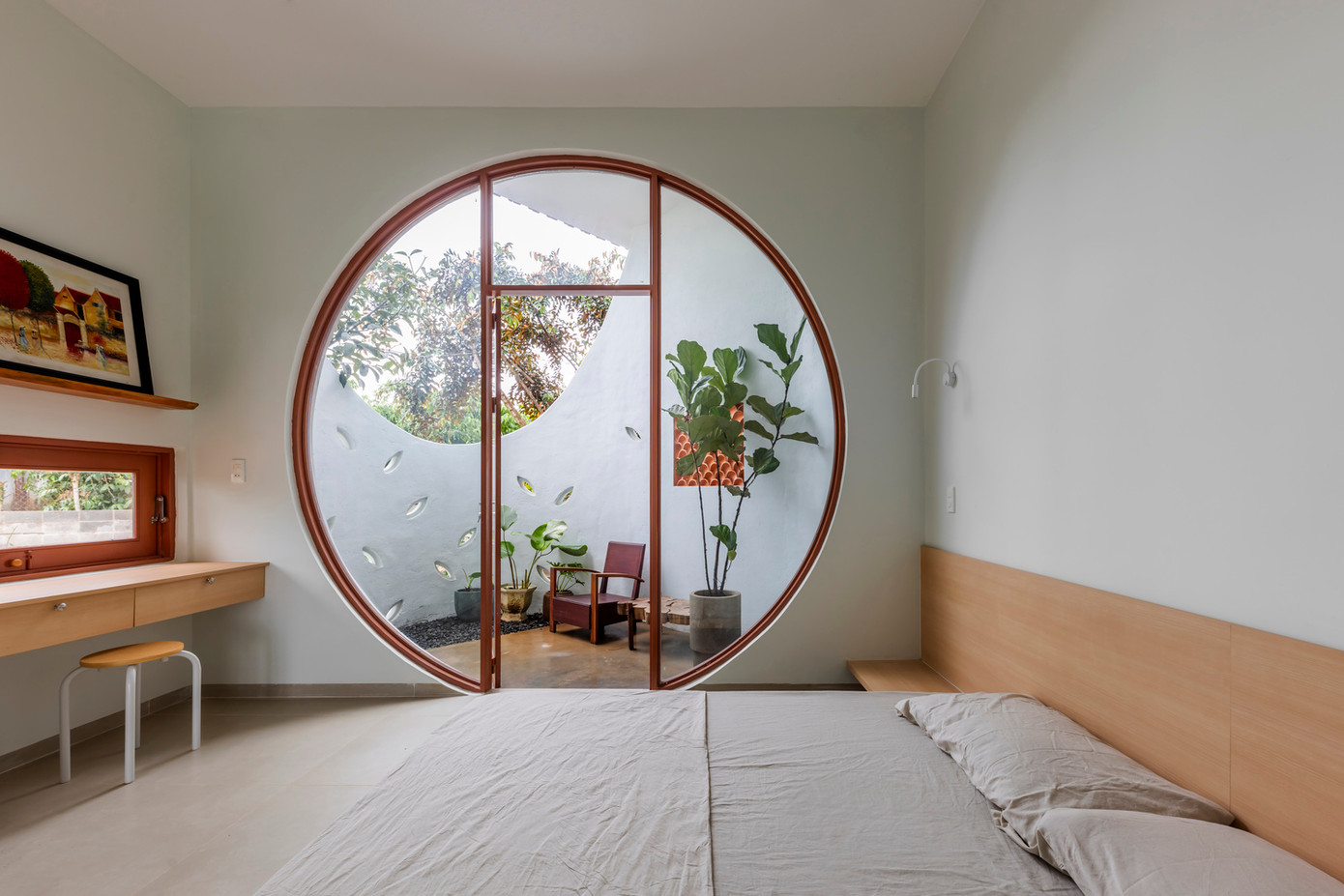 Nội thất của ngôi nhà được thiết kế theo chủ nghĩa tối giản, tận dụng tối đa ánh sáng tự nhiên và thông gió.