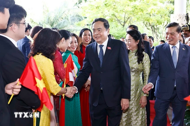 Đại diện cộng đồng người Việt Nam tại Singapore chào mừng Chủ tịch Quốc hội Trần Thanh Mẫn và Phu nhân. (Ảnh: Doãn Tấn/TTXVN)