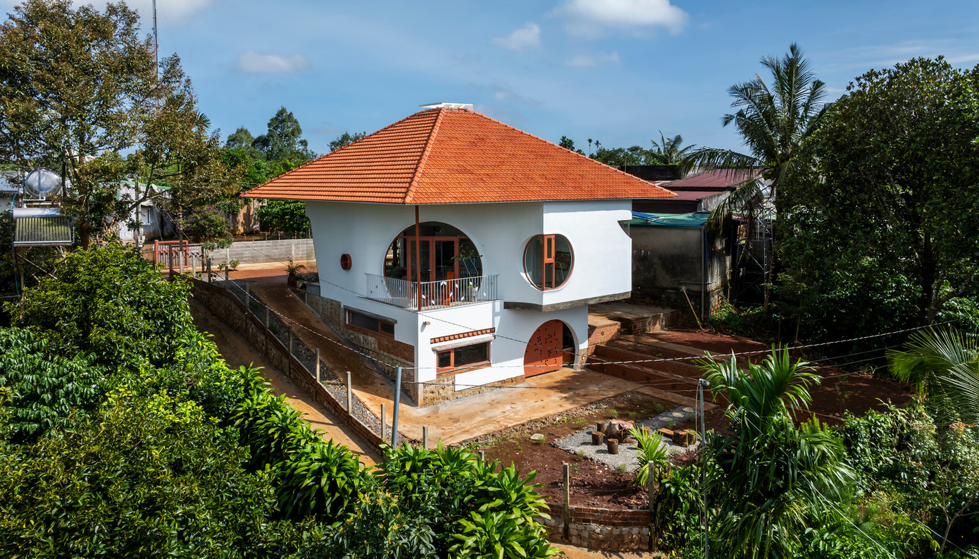 Sự hài hòa giữa vật liệu tự nhiên và thiết kế mở biến ngôi nhà thành thiên đường thư giãn, nơi mọi người có thể tìm thấy sự bình yên và cân bằng giữa cuộc sống hối hả.