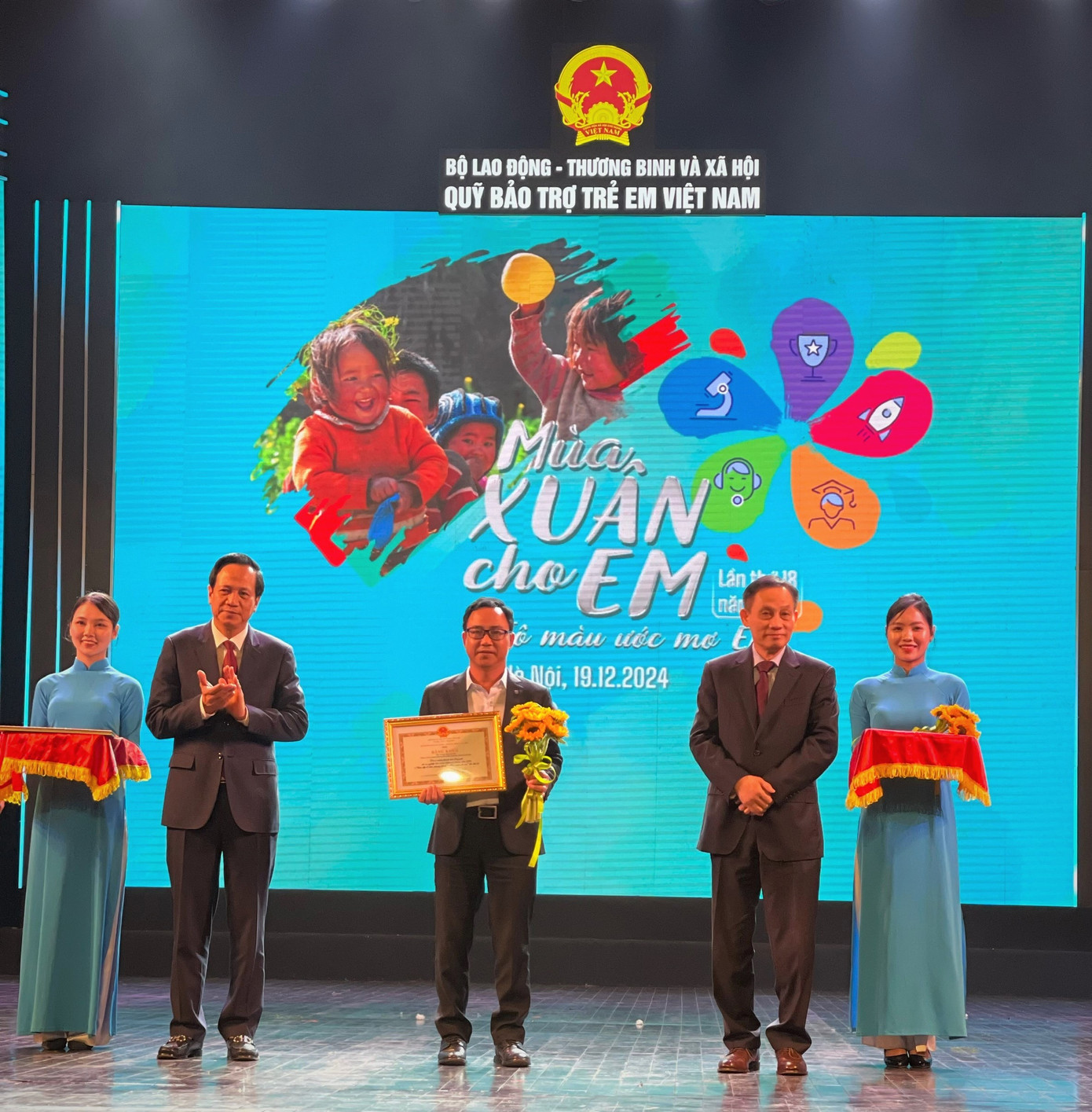 Ông Trần Thanh Tú, Phó Tổng Giám đốc Pháp lý, Đối ngoại và Đào tạo Bảo hiểm Dai-ichi Life Việt Nam kiêm Thành viên Hội đồng Quản lý Quỹ Vì cuộc sống tươi đẹp nhận Bằng khen của Bộ LĐ-TB&XH trao tặng cho Quỹ Vì cuộc sống tươi đẹp. Ông Trần Thanh Tú, Phó Tổng Giám đốc Pháp lý, Đối ngoại và Đào tạo Bảo hiểm Dai-ichi Life Việt Nam kiêm Thành viên Hội đồng Quản lý Quỹ Vì cuộc sống tươi đẹp nhận Bằng khen của Bộ LĐ-TB&XH trao tặng cho Quỹ Vì cuộc sống tươi đẹp.