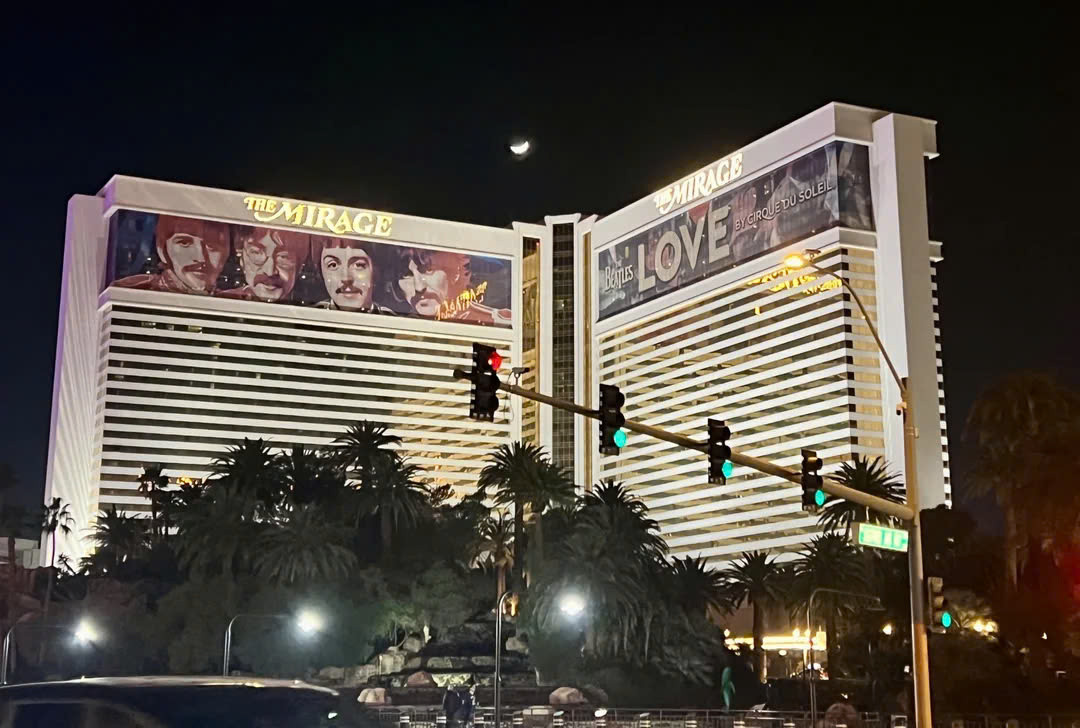Hai khách sạn sòng bạc mang tính biểu tượng của Las Vegas (Mỹ) là Tropicana và Mirage sẽ không còn là điểm đến của khách du lịch thế giới. Bởi lẽ, Mirage (mở cửa năm 1989) dự kiến bị phá hủy và thay thế bằng tòa nhà có hình dạng giống như một cây đàn guitar khổng lồ. Còn Tropicana đã bị phá bỏ vào tháng 10 để nhường chỗ cho một sân vận động bóng chày. Ảnh: Reddit. Hai khách sạn sòng bạc mang tính biểu tượng của Las Vegas (Mỹ) là Tropicana và Mirage sẽ không còn là điểm đến của khách du lịch thế giới. Bởi lẽ, Mirage (mở cửa năm 1989) dự kiến bị phá hủy và thay thế bằng tòa nhà có hình dạng giống như một cây đàn guitar khổng lồ. Còn Tropicana đã bị phá bỏ vào tháng 10 để nhường chỗ cho một sân vận động bóng chày. Ảnh: Reddit.
