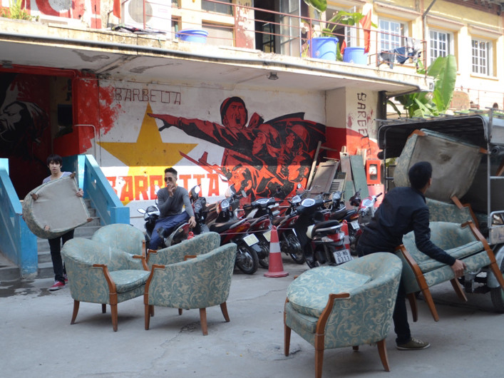 Một số cửa hàng đã dọn dẹp đồ chuyển đi