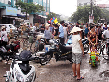 Người dân Ngọc Thụy hiện đang rất lo lắng cho tính mạng của mình và người thân khi các lực lượng chưa hạ sát được con trâu điên