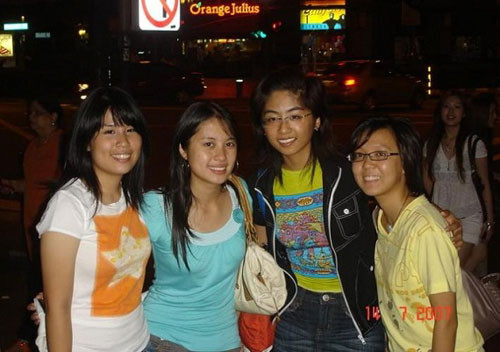 Tập Minh Trạch (thứ hai từ trái) cùng bạn bè