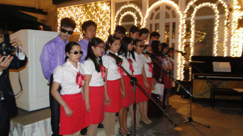 Dàn hợp xướng của hội người mù Nguyễn Đình Chiểu, Hà Nội hát tại buổi lễ