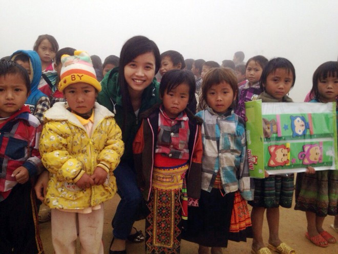 Cô Hà Thị Thúy và các học sinh điểm trường xã Háng Đồng 