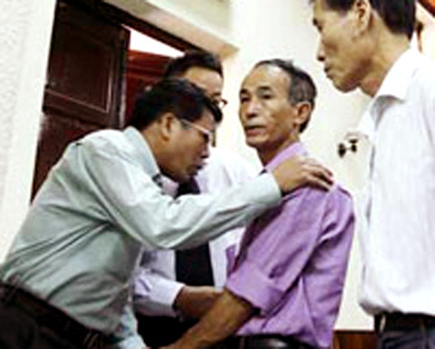 Vì những người cha người mẹ đau khổ này, vì những hình ảnh đau thương này, dư luận đang hồi hộp chờ đợi phán xét của pháp luật trước hành động của Nguyễn Đức Nghĩa sau buổi xét xử phúc thẩm ngày hôm nay