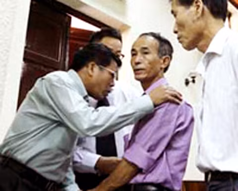 Vì những người cha người mẹ đau khổ này, vì những hình ảnh đau thương này, dư luận đang hồi hộp chờ đợi phán xét của pháp luật trước hành động của Nguyễn Đức Nghĩa sau buổi xét xử phúc thẩm ngày hôm nay