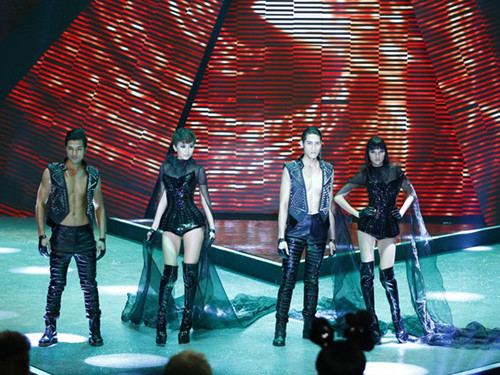 Top 4 thí sinh trong phần thi catwalk. Top 4 thí sinh trong phần thi catwalk