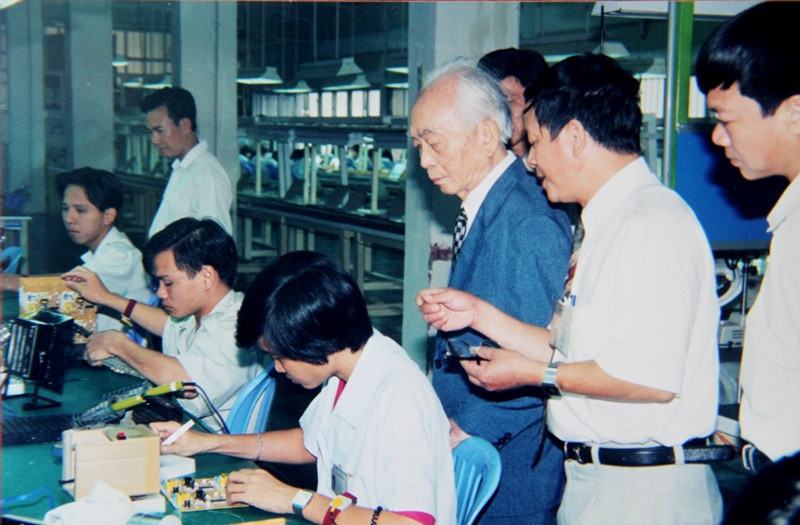 Đại tướng Võ Nguyên Gíap tham quan xưởng sản xuất của Công ty Điện tử Bình Hòa (ảnh Đại Dương)