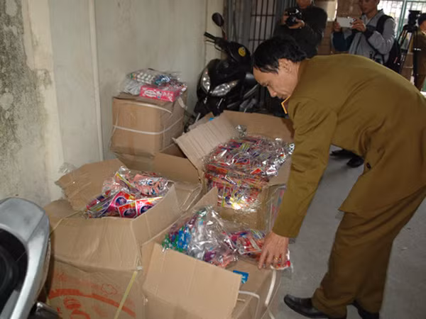 Cơ quan chức năng kiểm tra lô hàng