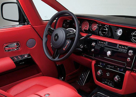 Ở cabin 2 màu đen – đỏ bắt mắt nổi bật logo hình đầu ngựa trên bảng trung tâm, tựa đầu và hông ghế