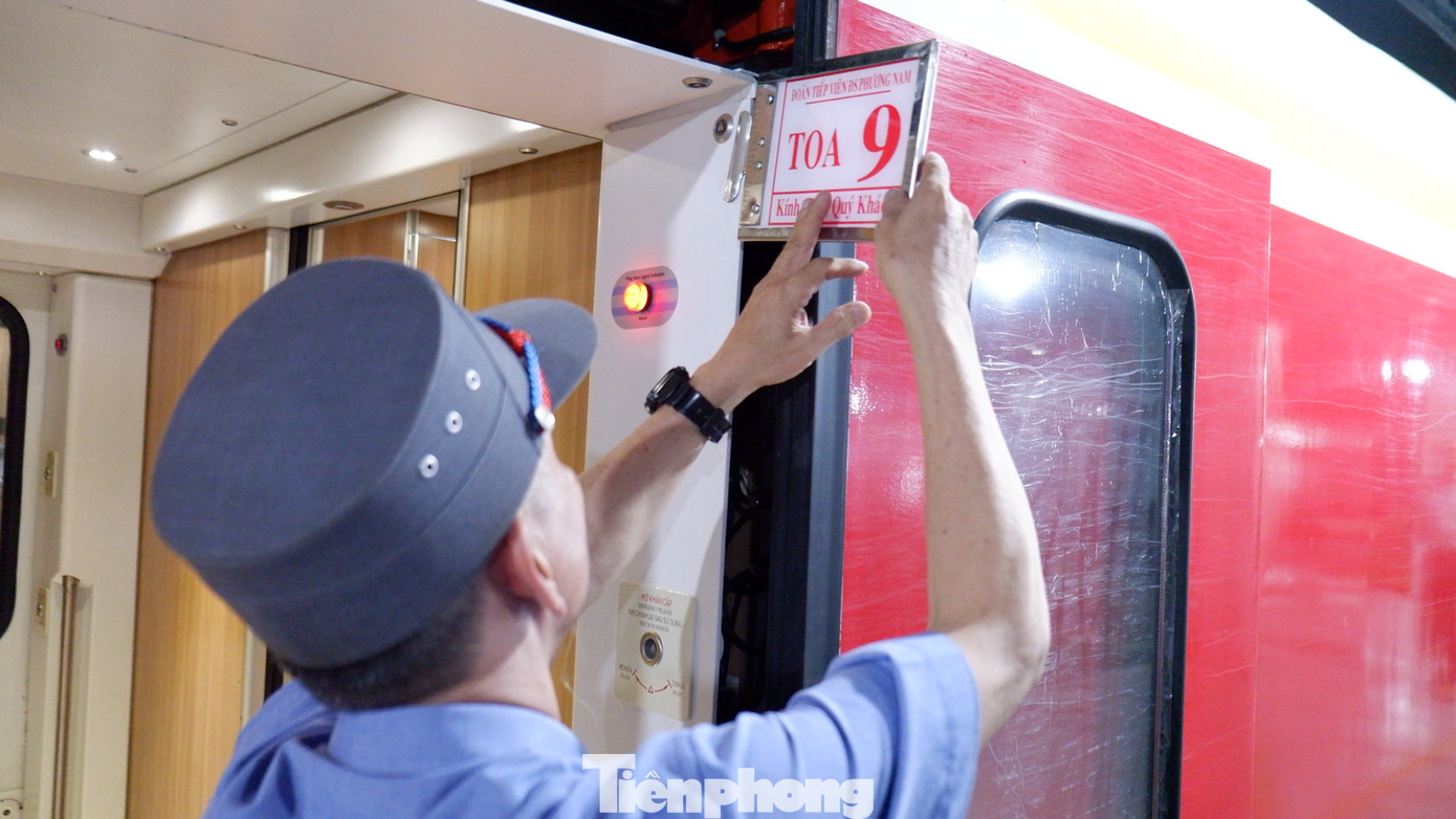 Theo lịch, tàu SNT6 xuất phát ga Sài Gòn (quận 3, TPHCM) lúc 22 giờ 15 đến Nha Trang (Khánh Hòa) lúc 8 giờ 5 phút. Trong khi đó, Tàu SNT3 xuất phát từ Nha Trang lúc 22 giờ 20 phút đến Sài Gòn lúc 9 giờ 15 phút. Đoàn tàu mới sẽ chạy thử nghiệm trong 2 tháng (từ ngày 9/8 đến ngày 7/10), tần suất 2 ngày 1 chuyến.