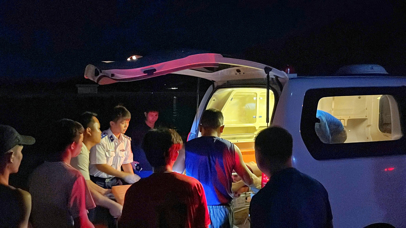 Cán bộ, nhân viên tàu CSB 2011 (thuộc Hải đội 33, Bộ Tư lệnh Vùng Cảnh sát biển 3) đưa ngư dân bị nạn đi cấp cứu. Ảnh: Bộ Tư lệnh Vùng Cảnh sát biển 3